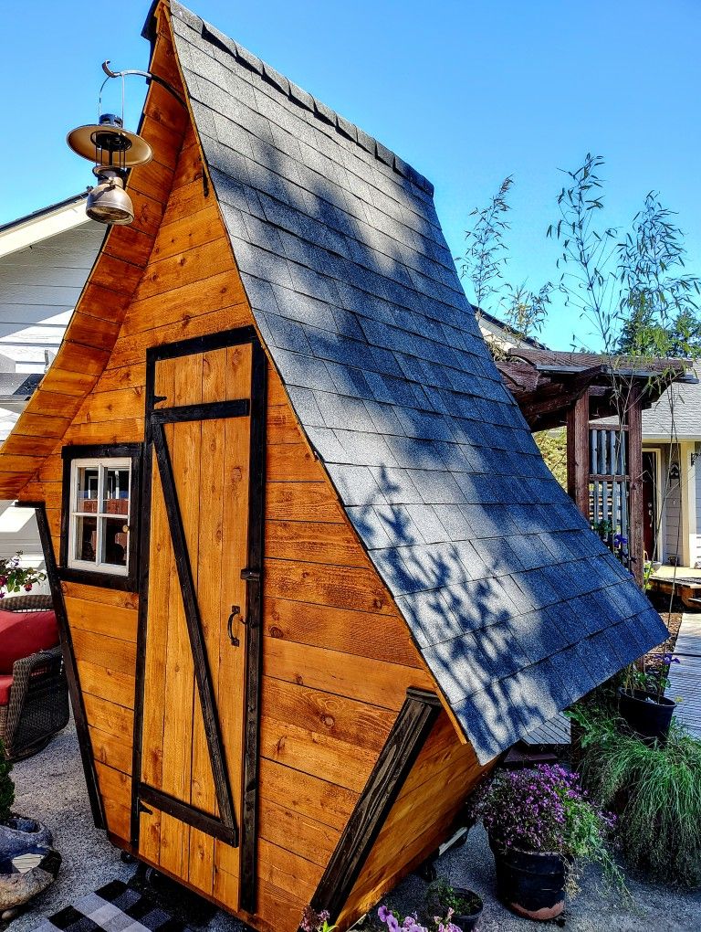 Charming Chicken Coop - New Roof -New Stain