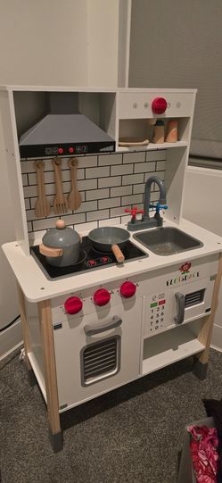 Wooden toy kitchen for toddlers
