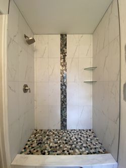 Construimos baños modernos y diseñados