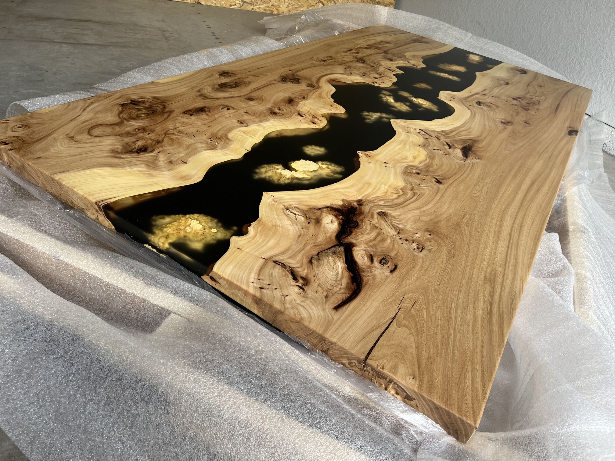 Dining table "Black river"
