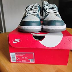 Boy's shoes size 5y
