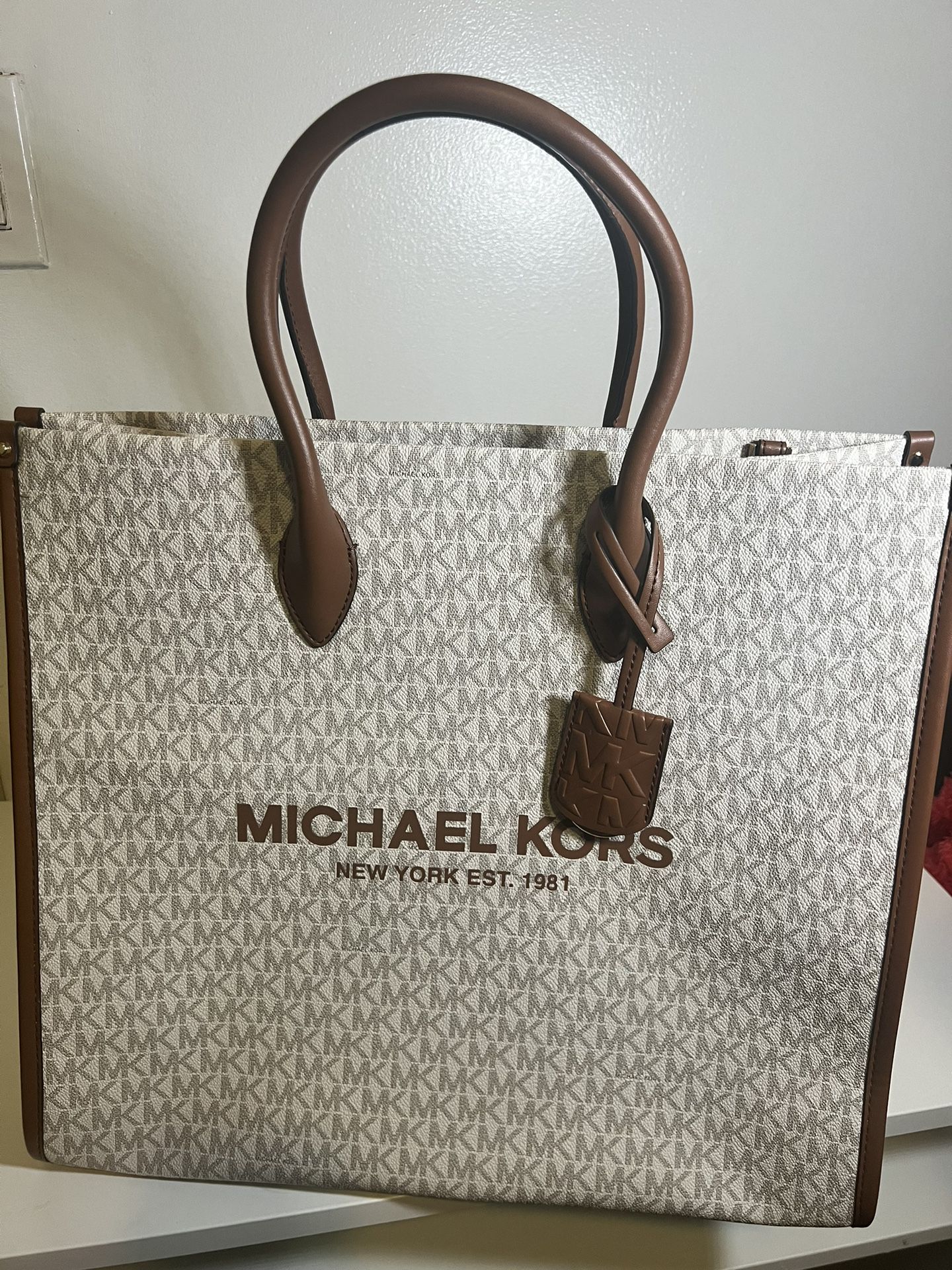 Brand New Michael Kors Large Tote Bags  Retail 628