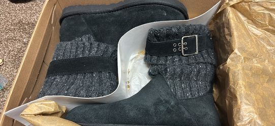 UGG boots - NEW Size 6 