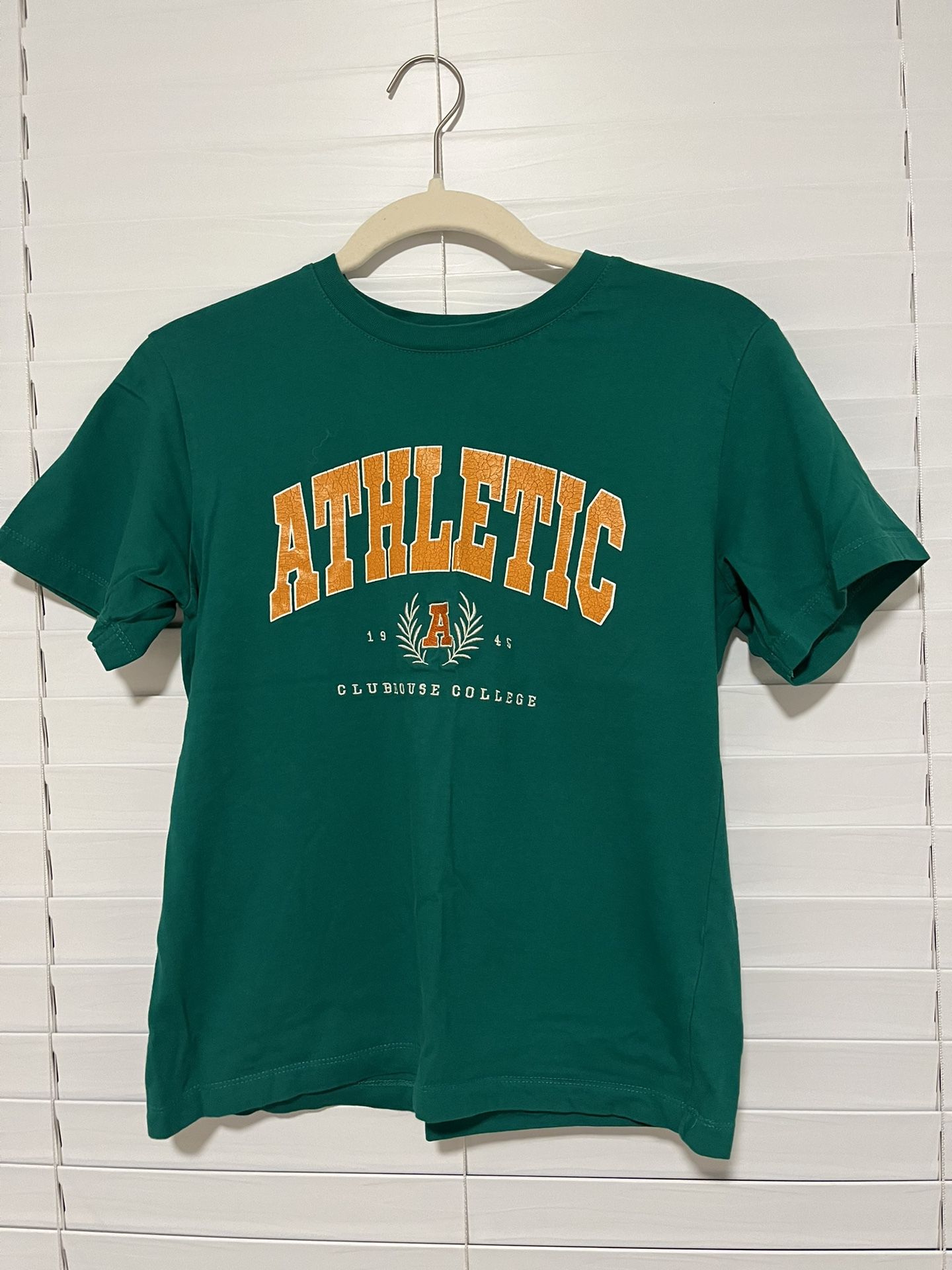 WOMENS ATHLETIC GRAPHIC TEE size xs