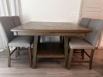 Living Spaces Used Table And Chairs