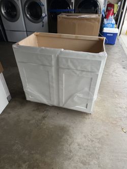 4 Cabinets. SEE PICTURE. 1 damage. NEW IN BOX. MAKE OFFER