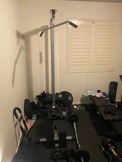 Lat pulldown gym machine