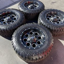 Jeep 18” Fuel D525 Revolver Wheels With Like New Tires