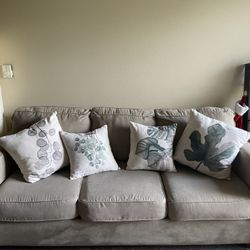 sofa with 4 Pillows