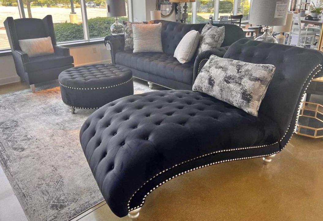 Black Chaise Lounger 