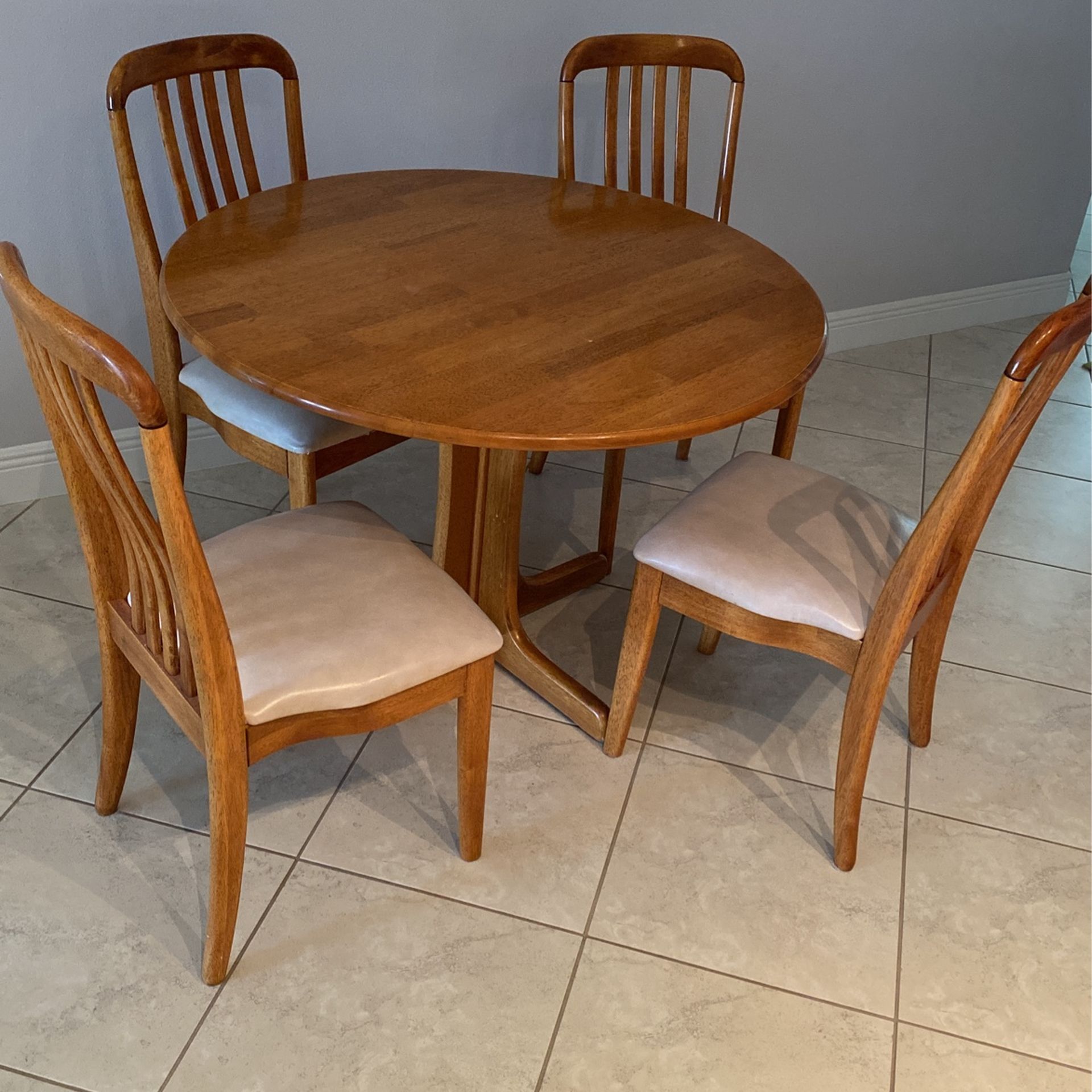 Table & Chairs 