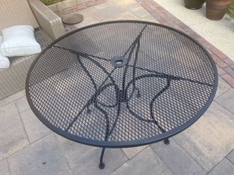MCM 42” W Iron Patio table, can remove top to store. 🚚 extra