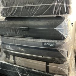 MATTRESS SALE. BRAND NEW. 🆕 TWIN SIZE $110. FULL SIZE MATTRESS $175. QUEEN SIZE $199 KING SIZE $345 LOCATION 303 POCASSET AVE PROVIDENCE RI OPEN 7 DA