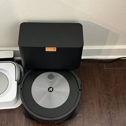 iRobot Roomba j7+ Self-Emptying Vacuum Cleaning Robot