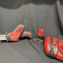 Milwaukee Saw With Battery And Charger 