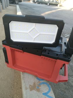 Charger Milwaukee Packout LED Work Light