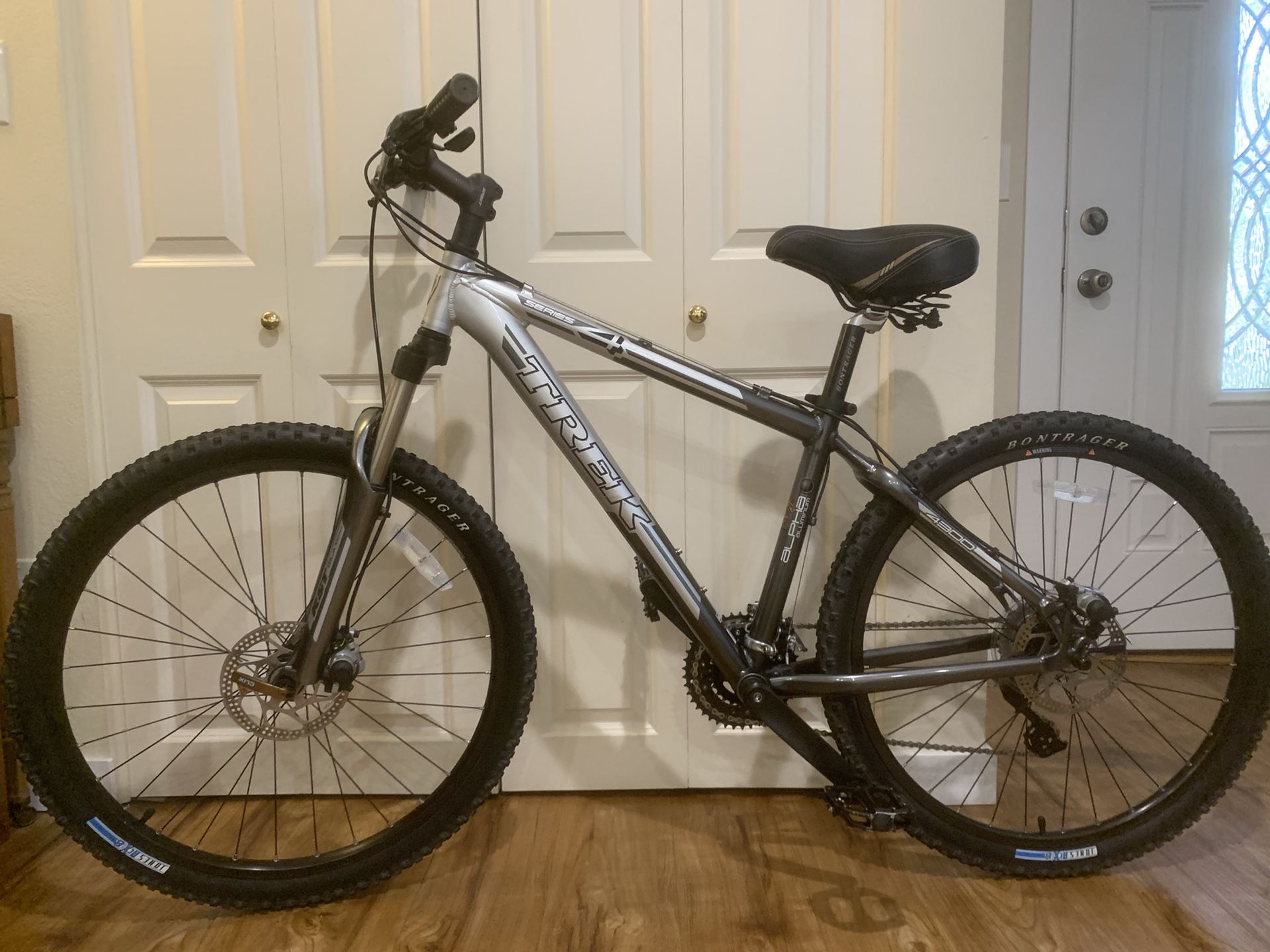 Trek 4300 series 4, like New. For rider 5’2-5’8, dual disc brakes, wheels 26”, shimano 24 speeds. Comfortable seat. Clean. No issues 