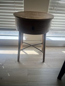 1 Wooden stand