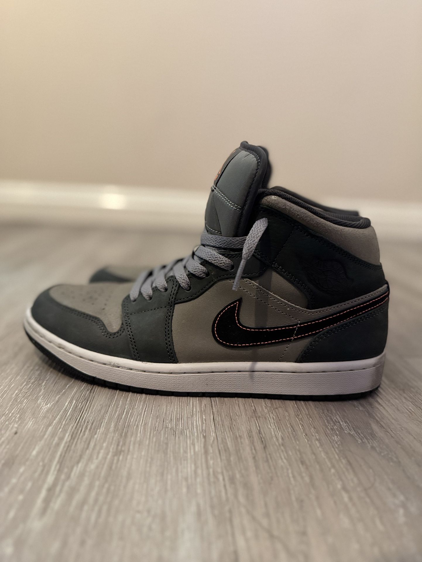 Jordan 1 Mid SE Night Stadium