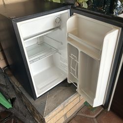 Mini Fridge. Works Great. Clean. $60. See Pictures 