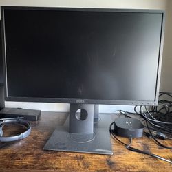 2 Monitors and dock station