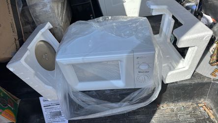 New microwave magic chef 0.7cu ft