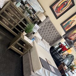 🚨 Last one available 🚨 Queen bedroom set Includes: Dresser, Mirror, Nightstand & Queen bedroom set