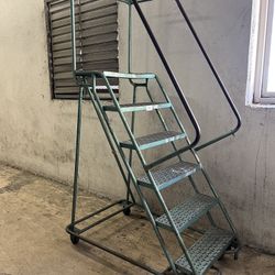 6 Steps Rolling Ladder