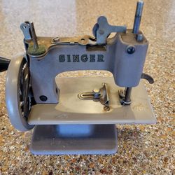 Vintage Singer Toy Sewing Machine Model 20