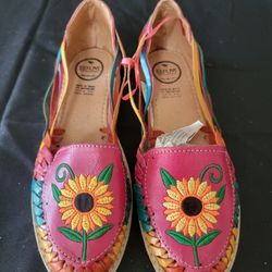 handmade Mexican leather huarache sandals with a sunflower design