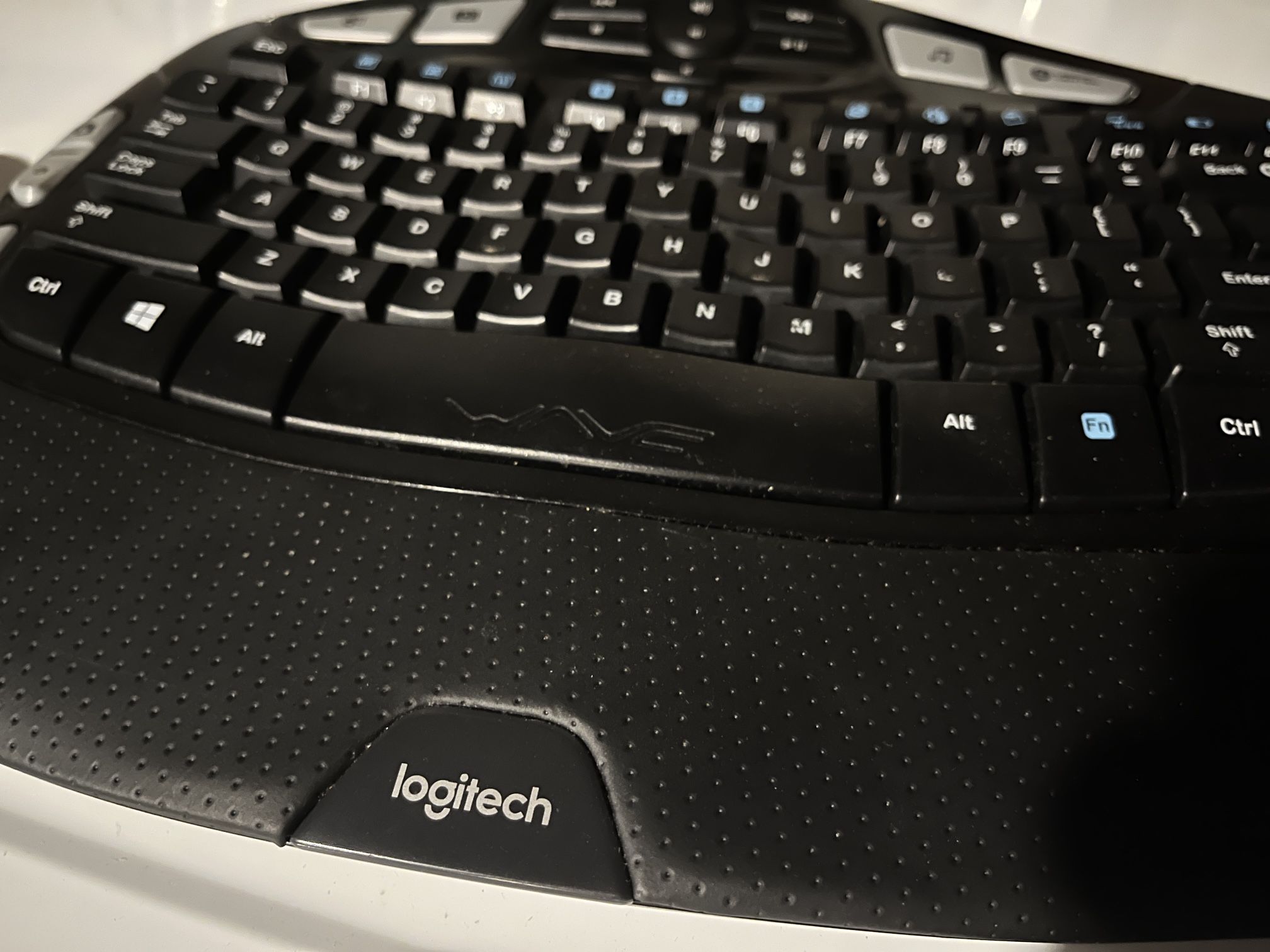 Logitech MK550 Wireless Wave Keyboard and Laser Mouse Combo + Sennheiser HD 202 Stereo Headphone