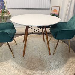 Table and 2 chairs 