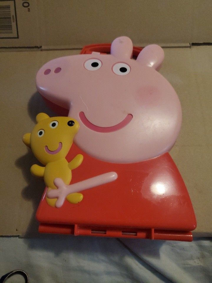 Peppa Pig's Carry Case With. 13 Figures