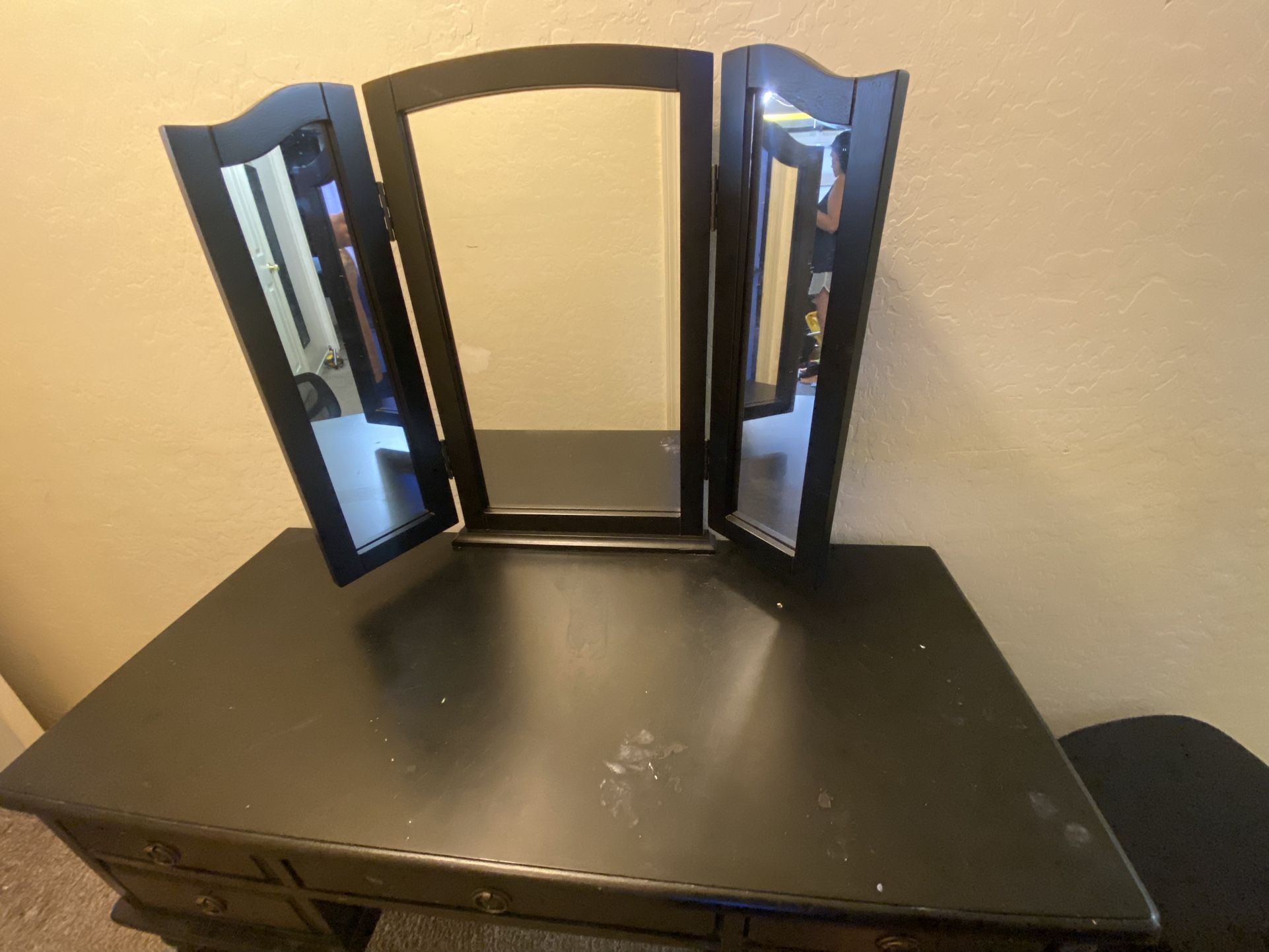 Almost New Vanity With Folding Mirrors
