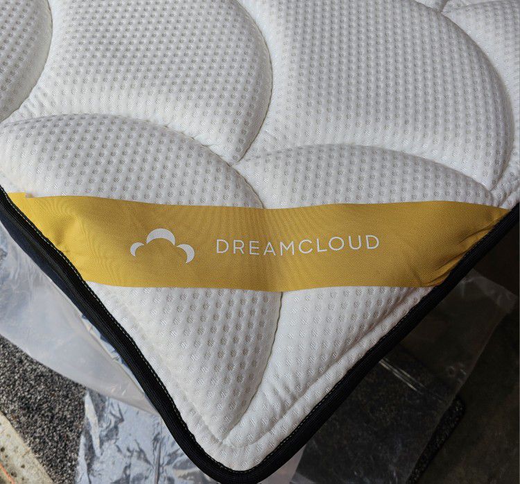 LIKE NEW! DreamCloud Premier Rest King Mattress - Delivery Available