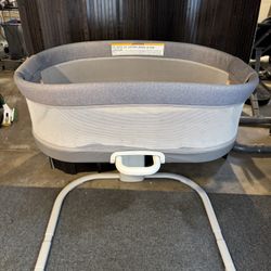 Graco DreamMore Bedside Bassinet Deluxe with Calming Motion