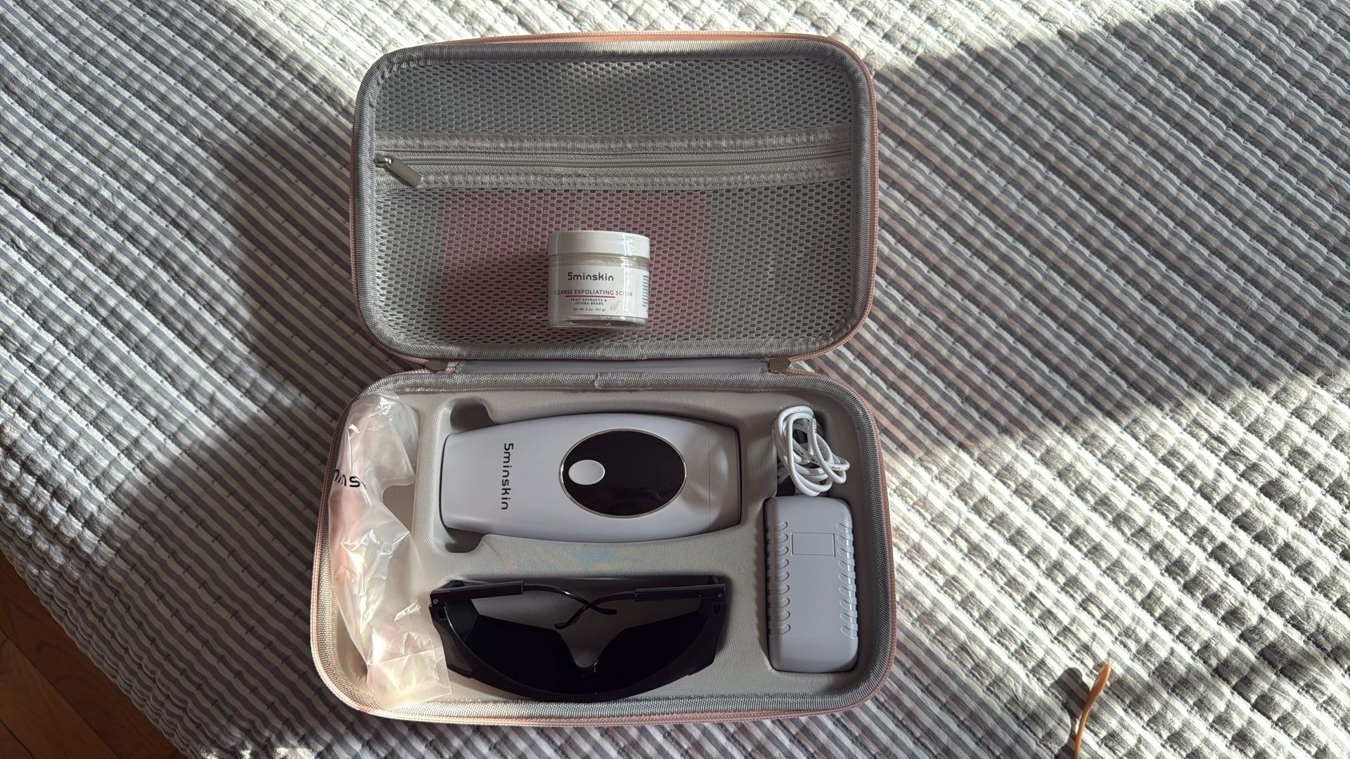 5 Minutes Skin.  Hair Laser Removal