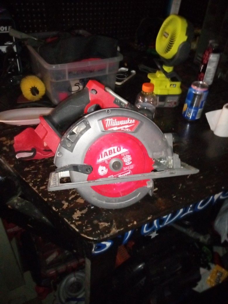 Milwaukee Circular Saw 