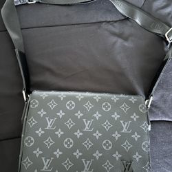 LV MESSENGER FLOWER