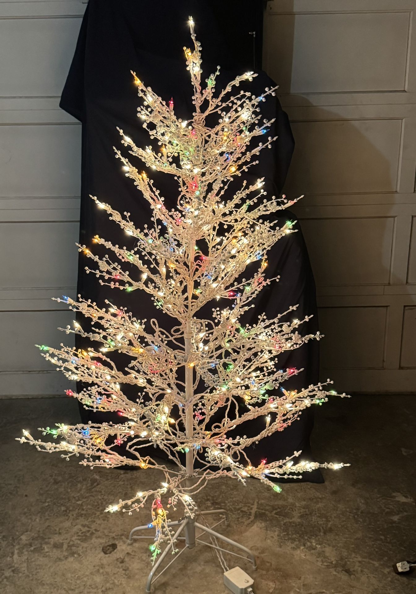 5’ GE Winterberry Lighted Christmas Tree