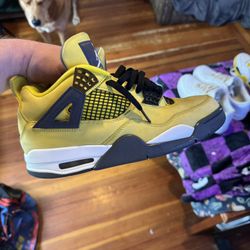 Jordan 4 Lightning Size 9