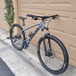 Trek Marlin 7 Mountain Bike – Disc Brakes – Excellent Condition