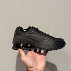 Nike Shox R4 (GS) Size 6Y / Women’s Size 7.5