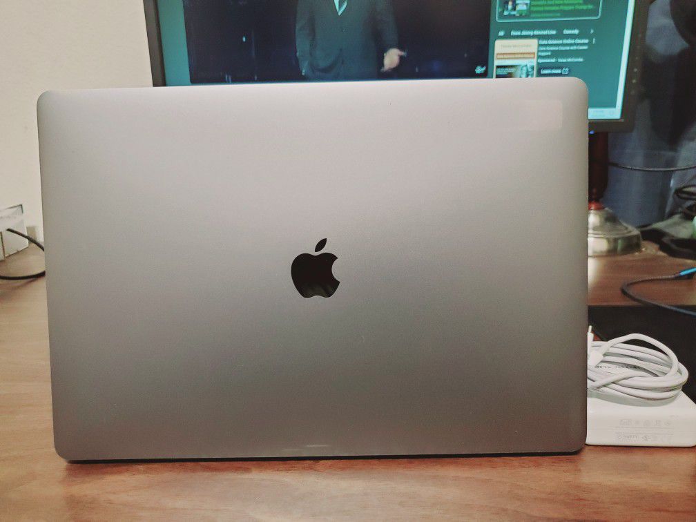2018 15" Apple MacBook Pro Laptop. 6-Core i7, Radeon Pro, Newest Mac OS