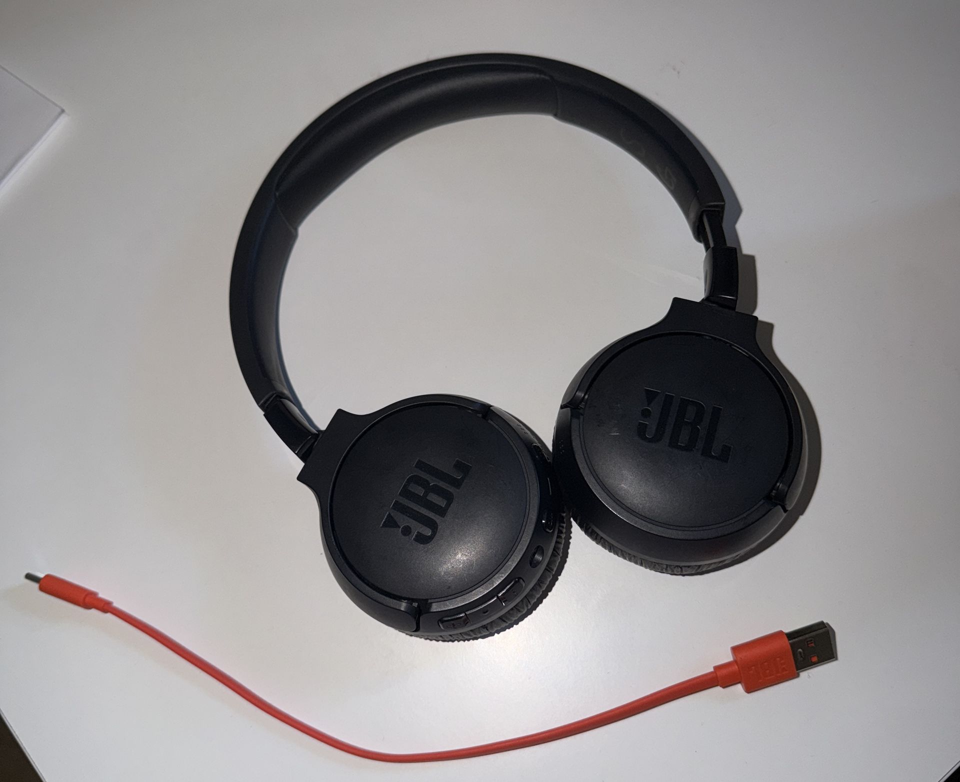 JBL Tune 520BT Bluetooth wireless on ear headphones -Built in Microphone