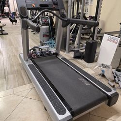 Life Fitness CLST Commercial Grade Treadmills Cardio Workout Fitness Machine