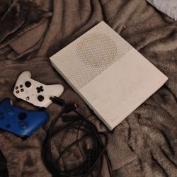 Xbox One W Two Controllers 