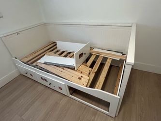 Cama expandible a queen con gavetas
