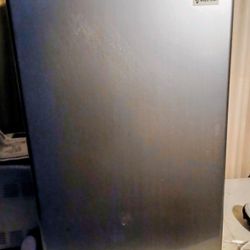 Magic Chef New 18.5 inch Width 3.5 Cu. ft. Compact Refrigerator with Single Door