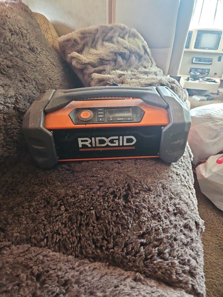 Ridged 18v Hybrid Radio